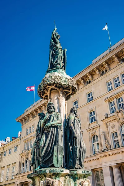 Top staty av en kvinna krigare med sköld och spira på Österrike F — Stockfoto
