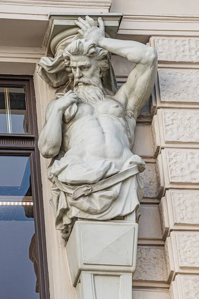 Estatua de poderoso y emotivo atlas de la Era Renacentista como sup — Foto de Stock