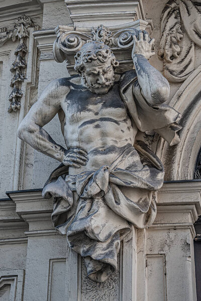 Статуя мощного и эмоционального атласа эпохи Возрождения

