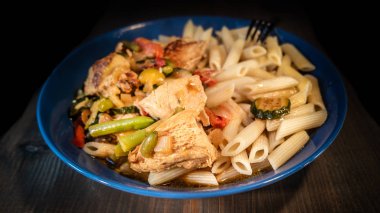 Geleneksel ev yapımı hindi güveç sebze ve makarna ile bir 