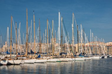 Su birçok tekne ve yat ile şehir merkezinde Merkezi şehir limanı