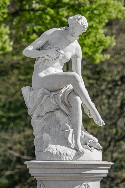 Estátua velha de uma mulher sensual da era renascentista depois de tomar banho em um — Fotografia de Stock