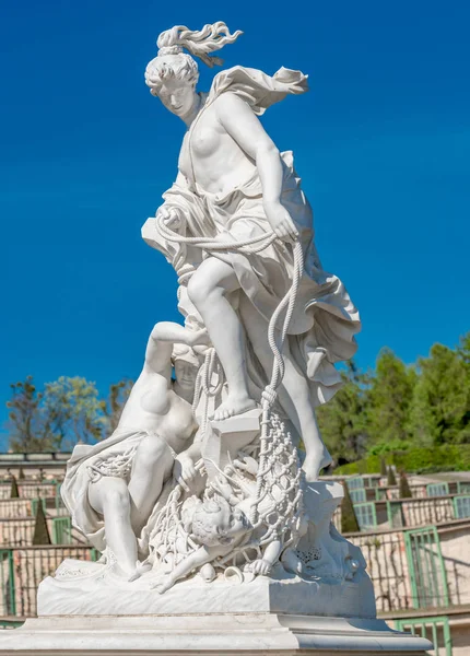 Ancient statue in the city park of two sensual Renaissance Era w — Stock Photo, Image