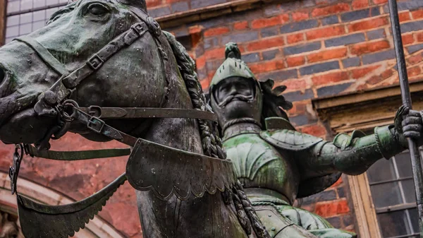 Monument av en riddare på häst framme av domkyrkan i Bremen, G — Stockfoto