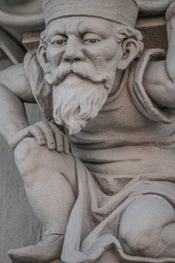 Eski bir küçük ve sakallı komik adam, cüce, bir olarak Heykel