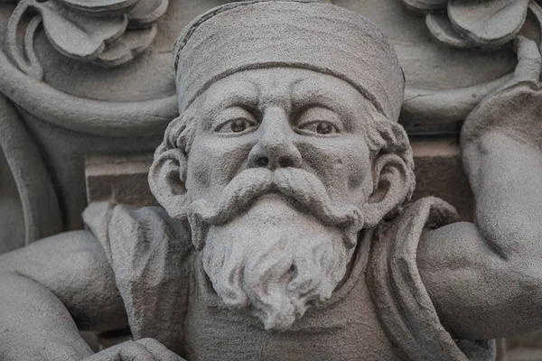 Skulptur eines alten kleinen und bärtigen lustigen Mannes, Zwerg, als — Stockfoto