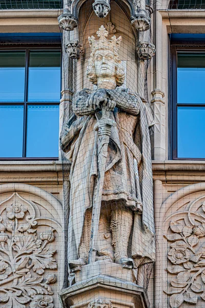 Wandfiguren von König und Königin geschützt durch Fischernetz an der Hauptfassade — Stockfoto