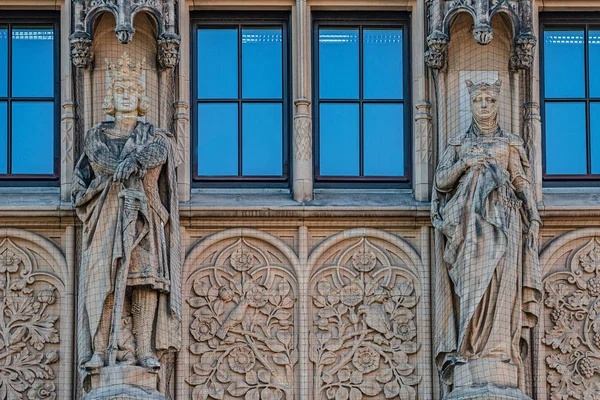 Wandfiguren von König und Königin geschützt durch Fischernetz an der Hauptfassade — Stockfoto