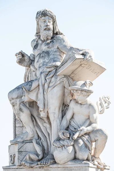 Sculpture de scientifique avec un livre et son érudit sur Zoll Bridg — Photo