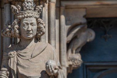 Katolik Katedrali ana cephesinde kraliçe duvar figürü
