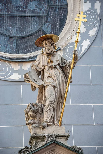 Statue eines Pilgerpriesters mit Kreuz, Löwe und Buch am Hauptplatz — Stockfoto