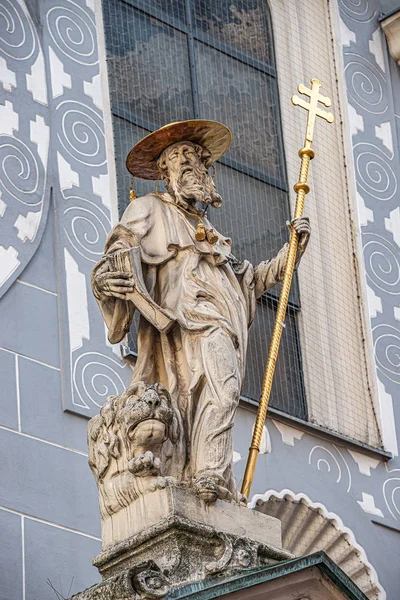 Statue of pilgrim priest with a cross, lion and book at the main — Stock Photo, Image