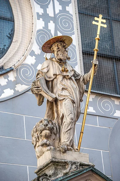 Estátua do sacerdote peregrino com uma cruz, leão e livro na principal — Fotografia de Stock