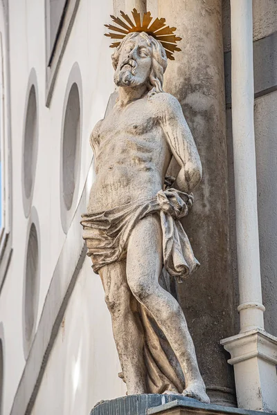 Estatua de Jesús en la fachada principal de la Iglesia Católica de San Pedro — Foto de Stock