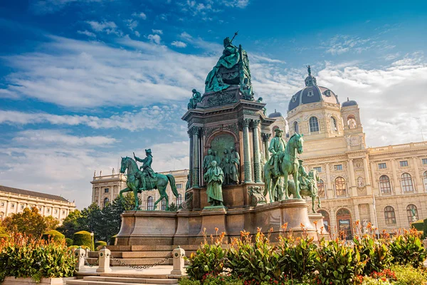 Memorial monument av kejsarinnan Maria Theresa, blommor och direkt l — Stockfoto