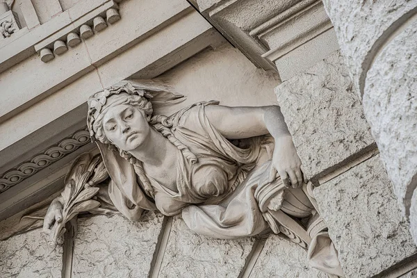 Skulptur seltsamer und unbeholfener Menschen aus der Zeit der Renaissance als — Stockfoto