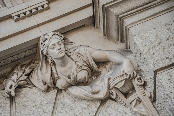 Skulptur seltsamer und unbeholfener Menschen aus der Zeit der Renaissance als — Stockfoto
