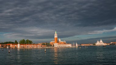 San Giorgio Maggiore Güzel Kilisesi ve S onun Çan Kulesi