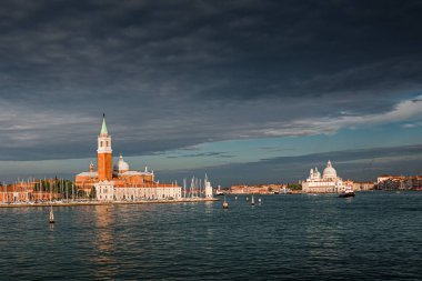 San Giorgio Maggiore Güzel Kilisesi ve S onun Çan Kulesi