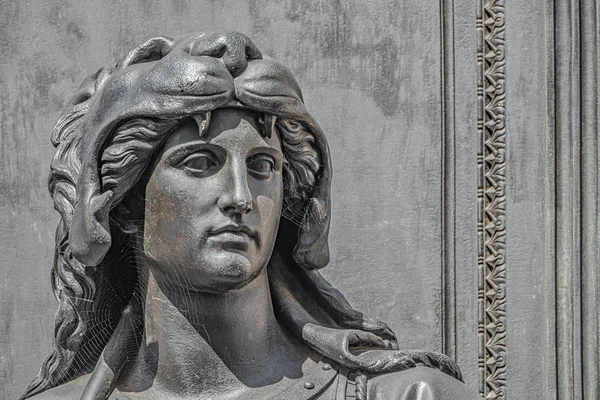 一个性感的女战士作为狮子头的捍卫者的旧雕像 — 图库照片