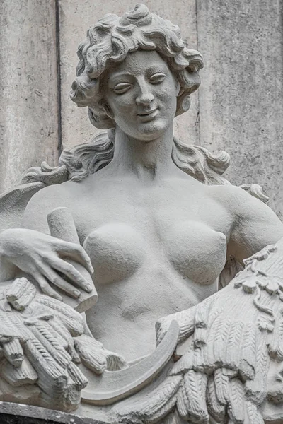 Antigua estatua de una sensual mujer desnuda de época barroca en el Kron principal — Foto de Stock