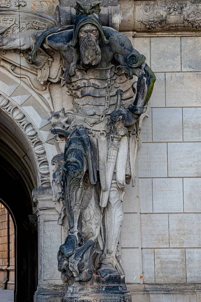Sehr altes Statut des furchterregenden Pförtners, mittelalterlicher Krieger mit Weinen — Stockfoto
