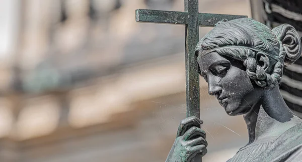 Aşağı bir haç ile bir dua olarak şehvetli bir kadının eski heykeli — Stok fotoğraf
