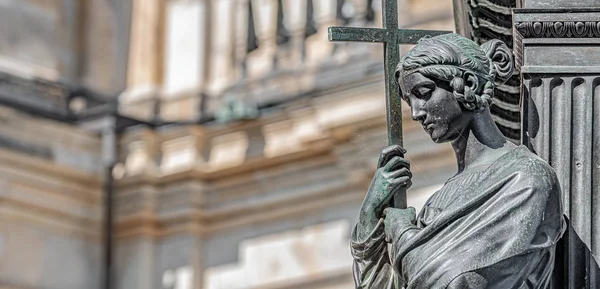 Alte Statue einer sinnlichen Frau als Gebet mit einem Kreuz in der Mitte — Stockfoto