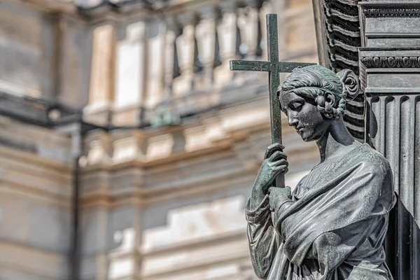 Alte Statue einer sinnlichen Frau als Gebet mit einem Kreuz in der Mitte — Stockfoto