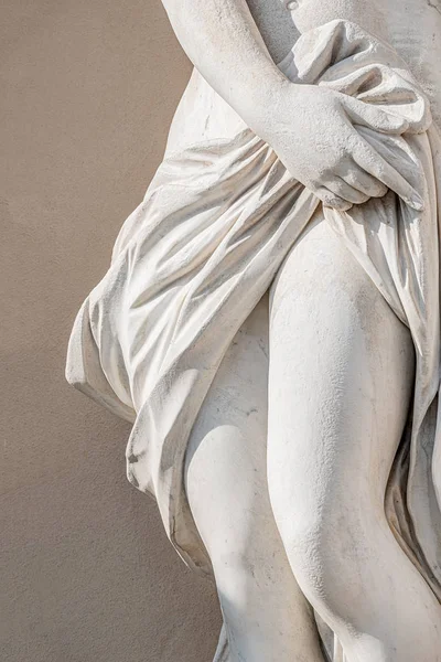 Staty av forntida sensuell halvnaken renässans eran kvinna med — Stockfoto