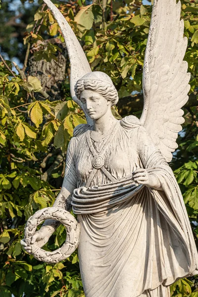 Estátua do anjo alado bonito antigo no parque da baixa de potenciômetro — Fotografia de Stock