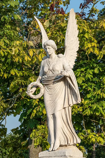 Estátua do anjo alado bonito antigo no parque da baixa de potenciômetro — Fotografia de Stock