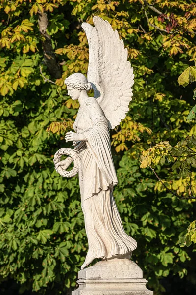 Estátua do anjo alado bonito antigo no parque da baixa de potenciômetro — Fotografia de Stock