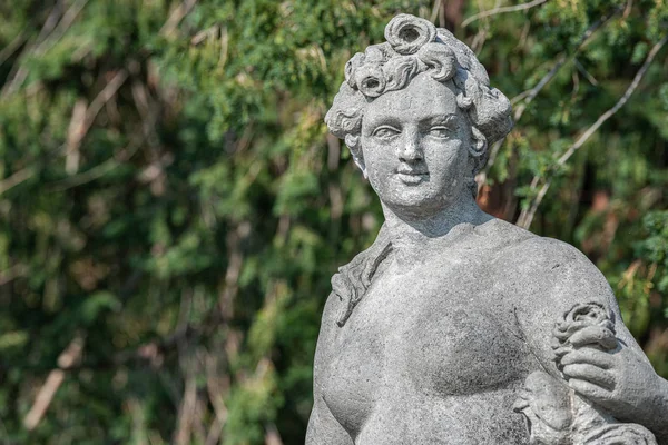 Old statue of a sensual naked Renaissance era woman during bathi — Stock Photo, Image