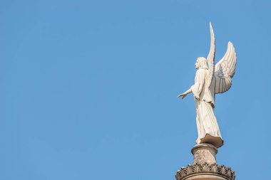 Evanjelik kilise Aziz Nikolai de kanatlı melek heykeli su