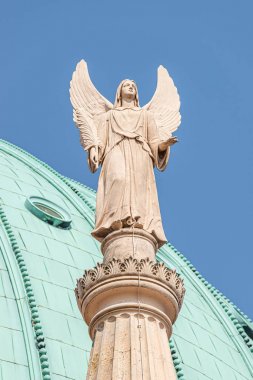 Evanjelik kilise Aziz Nikolai de kanatlı melek heykeli su