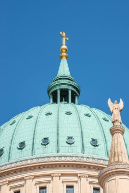 Evanjelik kilise Aziz Nikolai de kanatlı melek heykeli su