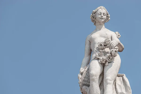 Antigua estatua del techo superior del sensual Renacimiento italiano y Rococ — Foto de Stock