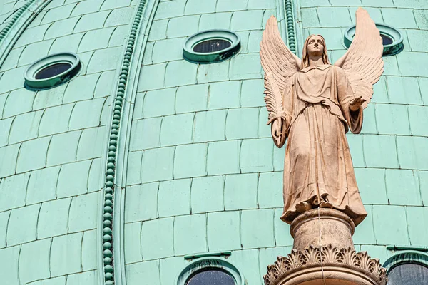 Evanjelik kilise Aziz Nikolai de kanatlı melek heykeli su