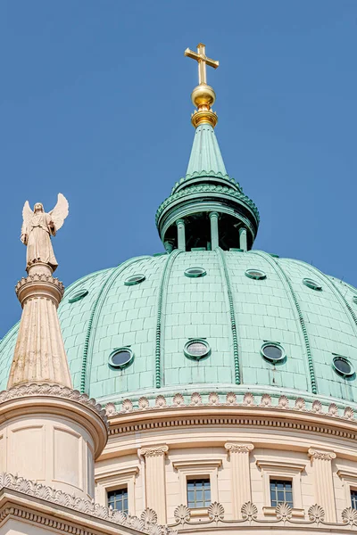 Estátua do anjo alado na igreja evangélica Saint Nikolai at su — Fotografia de Stock