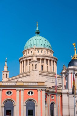 Evanjelik kilise Aziz Nikolai de kanatlı melek heykeli su