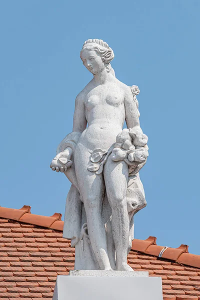 Antica statua del tetto superiore del sensuale Rinascimento italiano e rococò — Foto Stock