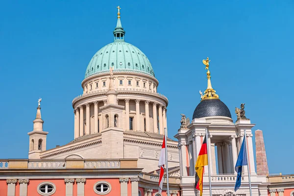 Staty av bevingade Angel vid evangeliska kyrkan Saint Nikolai på Su — Stockfoto