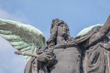 Yeşil kanatlı bir savaşçı olarak siyah bir melek eski heykeli