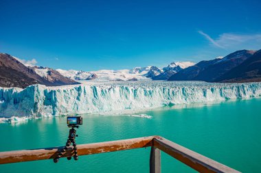Dev Perito Moreno buzulunun ve bir kalıbın panoramik manzarası
