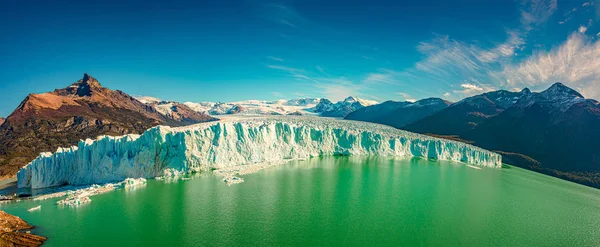 Vue panoramique sur le gigantesque glacier Perito Moreno avec une large — Photo