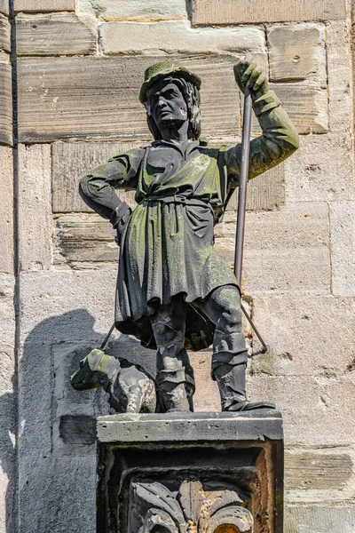 Estatua de la pared del pastor de mediana edad con un perro en Magdeburgo Cathe —  Fotos de Stock