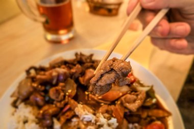 Asya fast food tarzı, sebze, pirinç ve w ile kızarmış tavuk