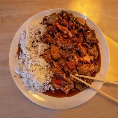 Asya fast food tarzı, sebze, pirinç ve w ile kızarmış tavuk