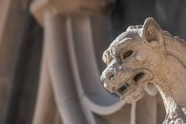 Alte Wandfigur des furchterregenden Drachen an der Hauptfassade des Justizpalastes — Stockfoto